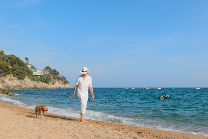 Retraité français se promenant sur la plage en Costa Brava